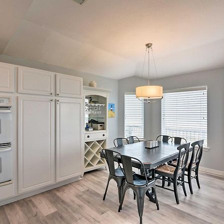 Oceanfront Galveston Home - Walk To Beach! Exterior photo