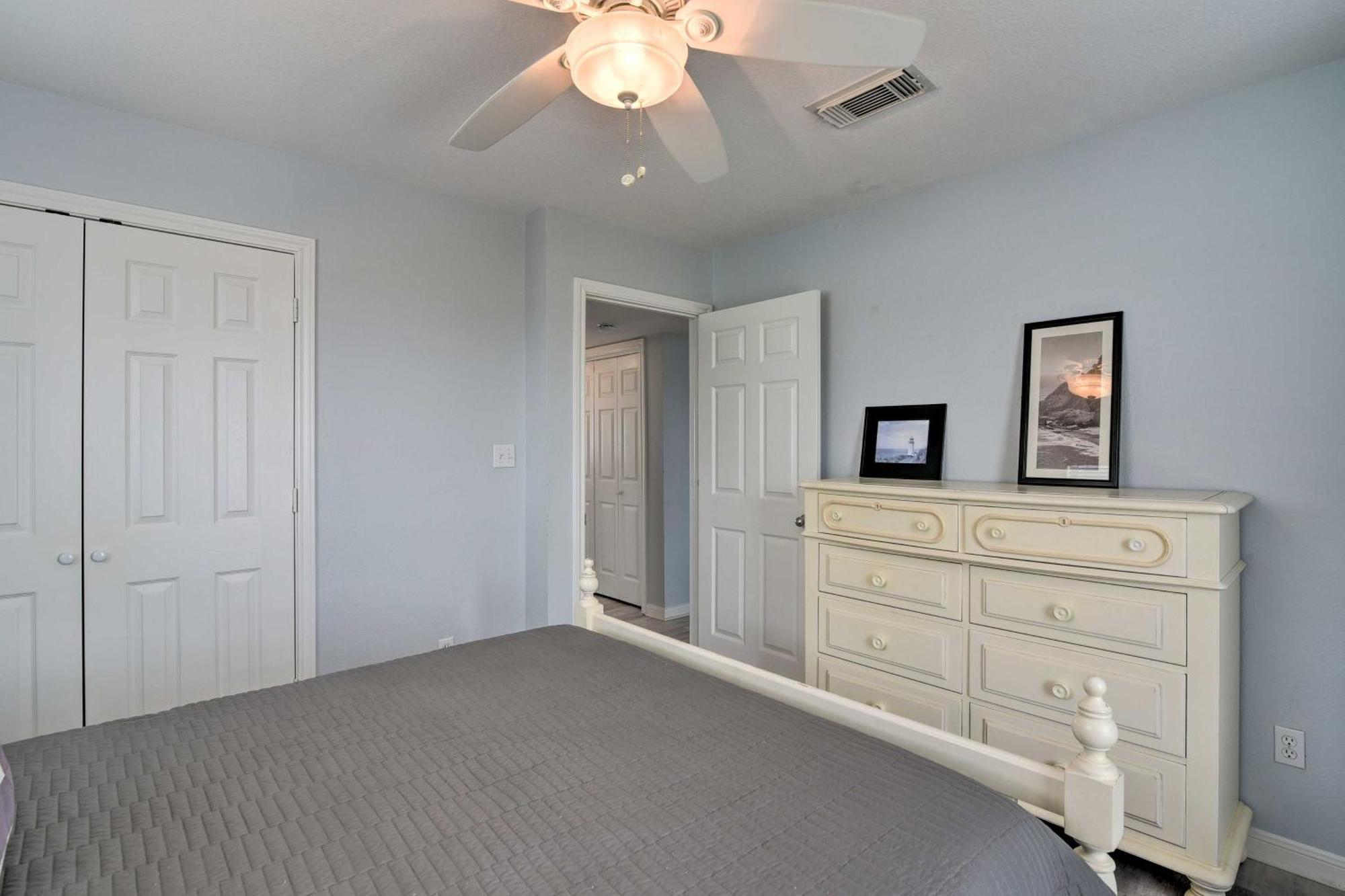 Oceanfront Galveston Home - Walk To Beach! Exterior photo