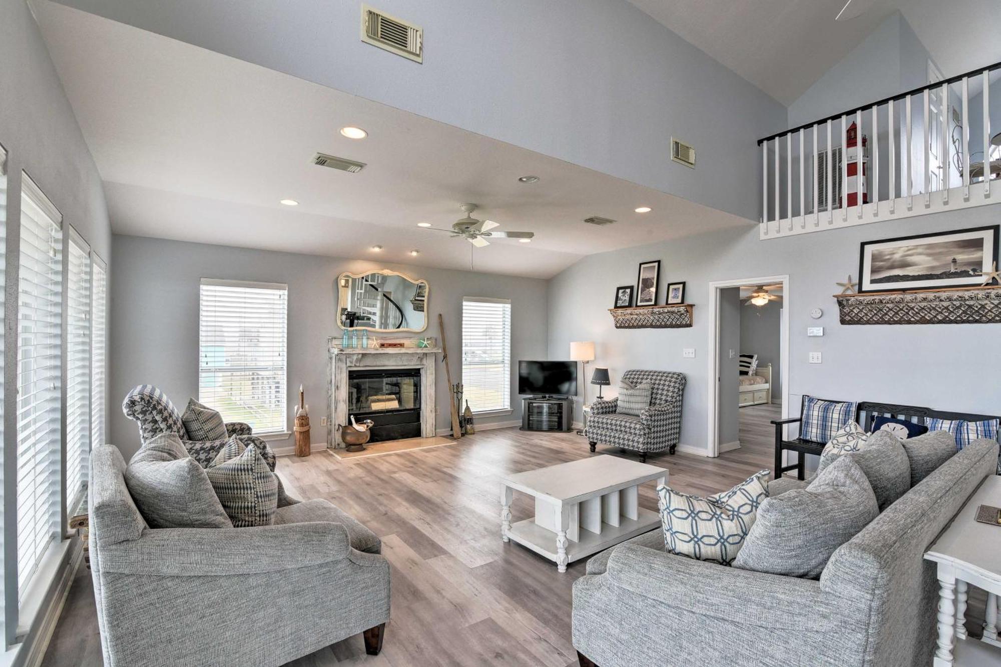 Oceanfront Galveston Home - Walk To Beach! Exterior photo