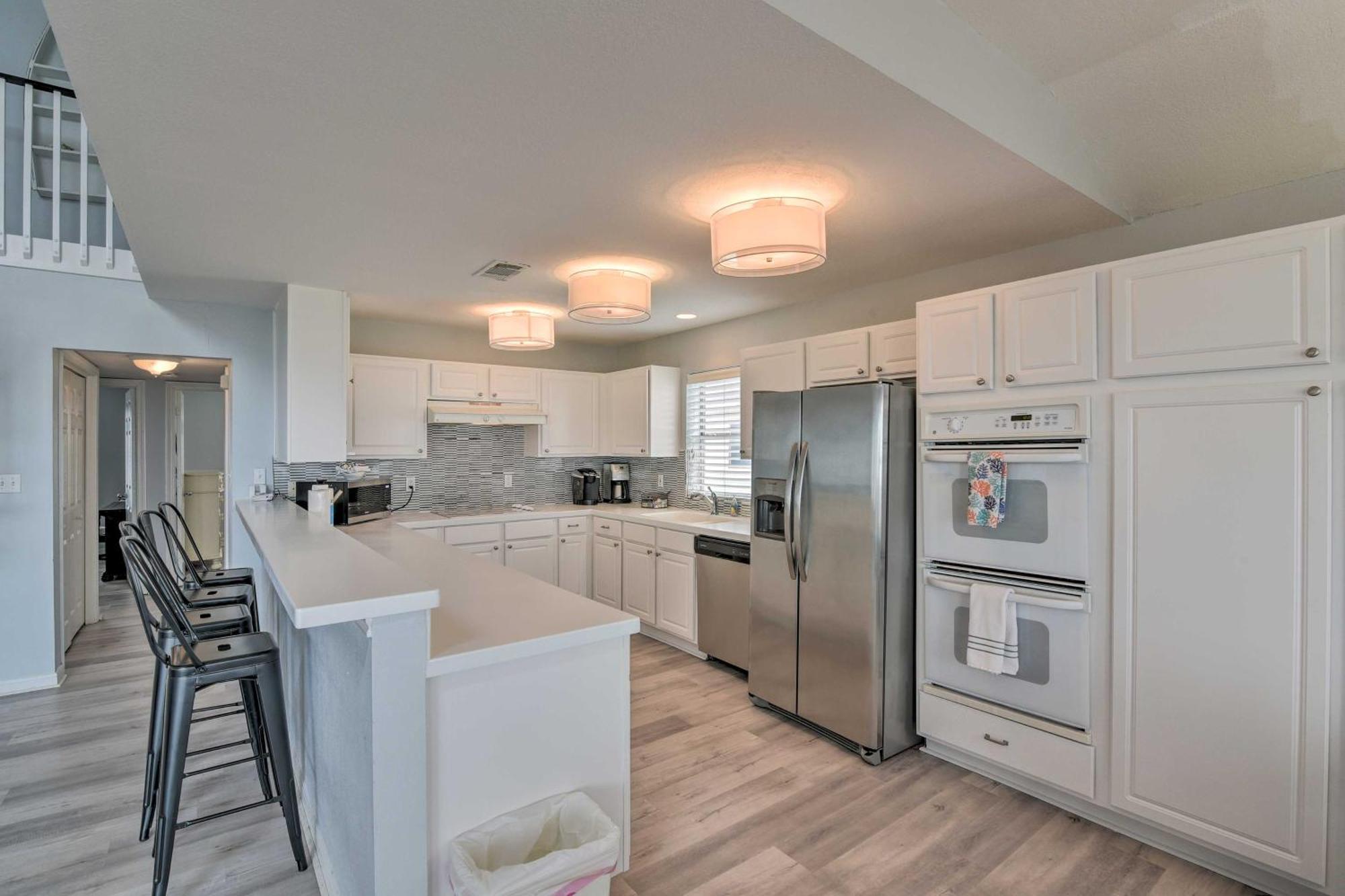 Oceanfront Galveston Home - Walk To Beach! Exterior photo