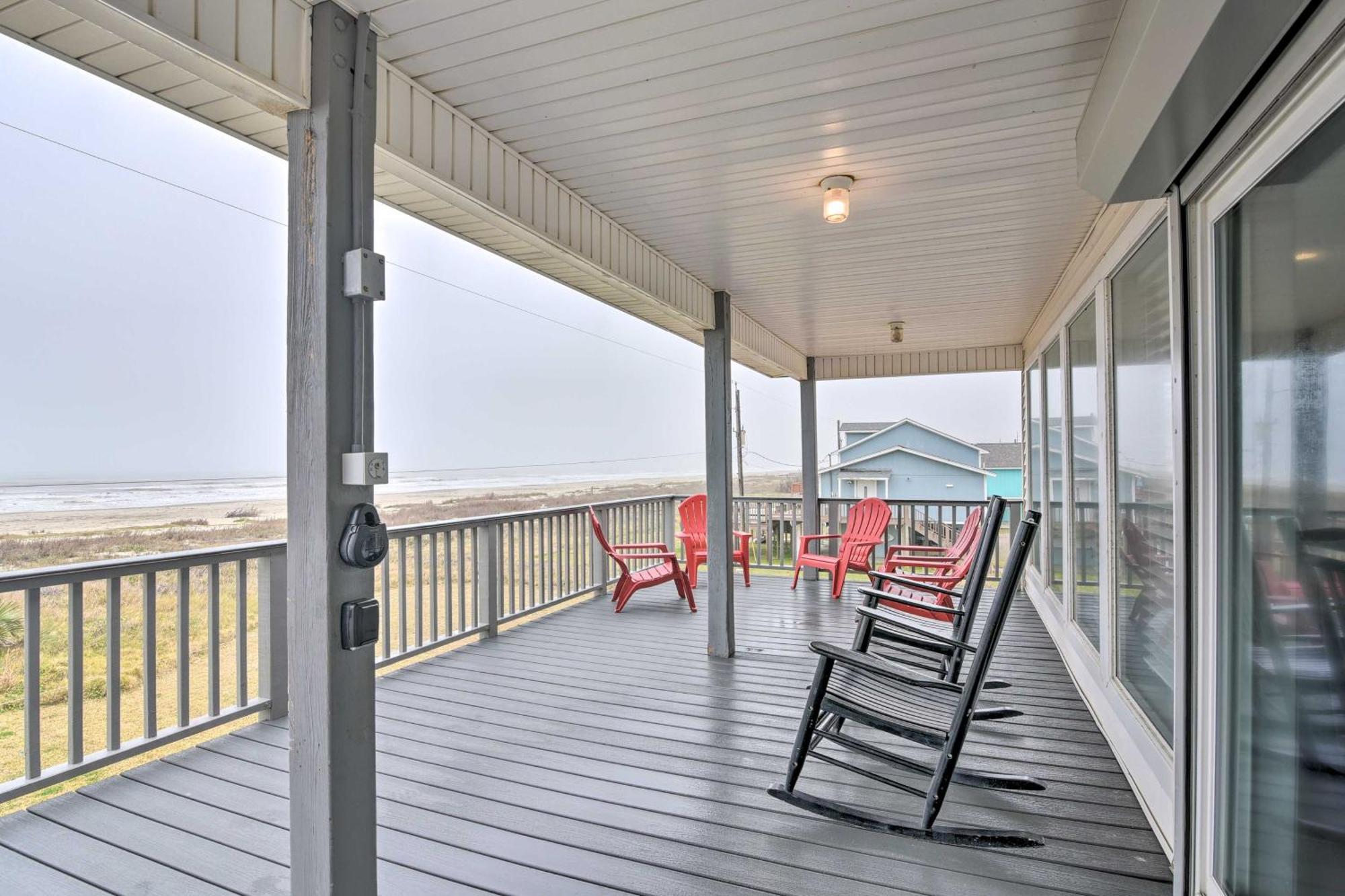 Oceanfront Galveston Home - Walk To Beach! Exterior photo