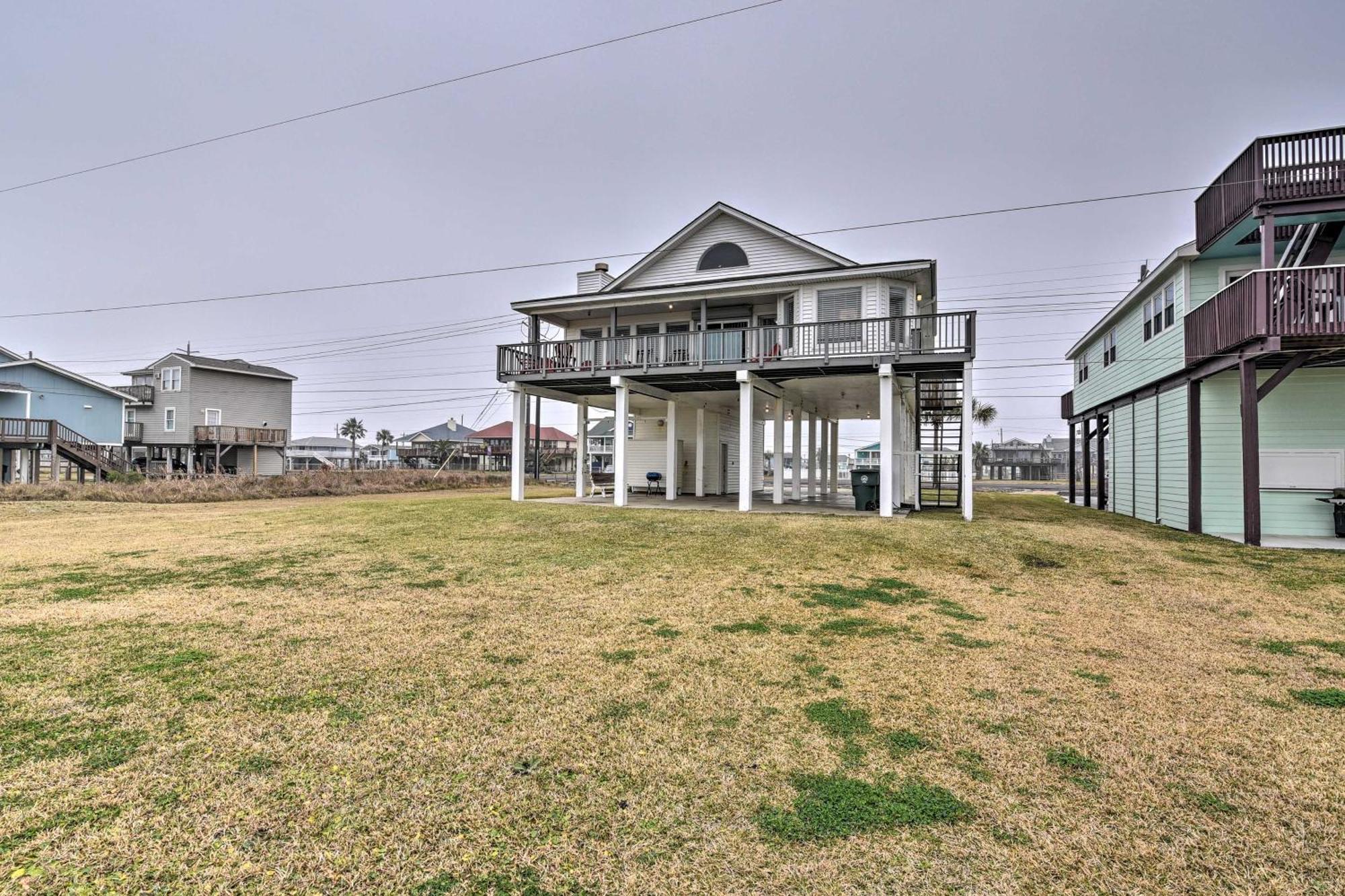 Oceanfront Galveston Home - Walk To Beach! Exterior photo