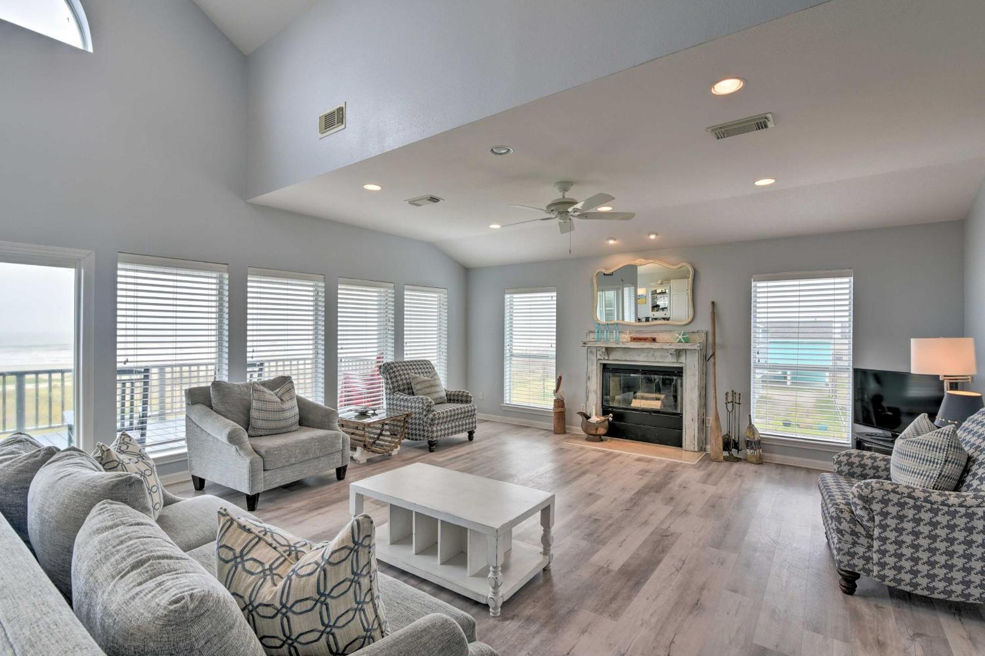 Oceanfront Galveston Home - Walk To Beach! Exterior photo